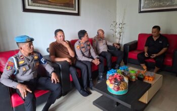 Wujud Peduli dan Empati, Kapolsek Tamalate Jenguk Anggota yang Sakit
