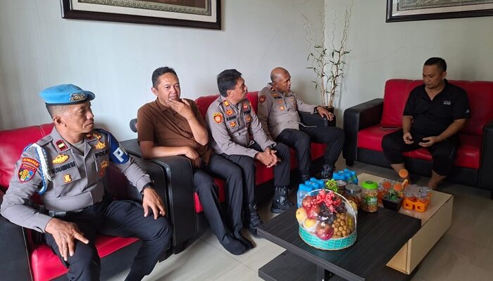 Wujud Peduli dan Empati, Kapolsek Tamalate Jenguk Anggota yang Sakit