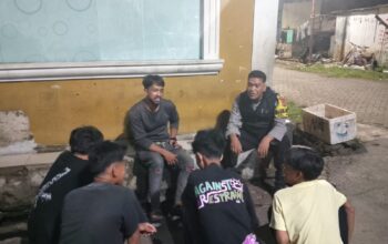 Bhabinkamtibmas Sambang Warga di Buloa Tallo, Ingatkan Remaja Hindari Kenakalan Malam Hari