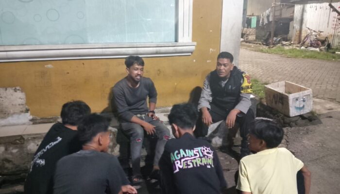 Bhabinkamtibmas Sambang Warga di Buloa Tallo, Ingatkan Remaja Hindari Kenakalan Malam Hari