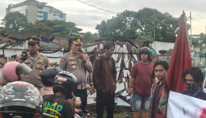 Polisi Gerak Cepat Bersihkan Sisa Pembakaran Ban Aksi May Day, Lalu Lintas di Makassar Kembali Normal