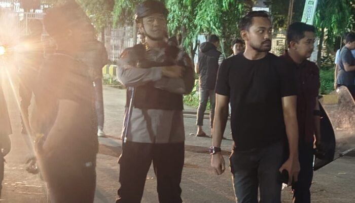 Lanjutan Aksi Malam Hari Peringatan Hardiknas, Kapolrestabes Makassar Turun Langsung Bubarkan Aksi Tutup Jalan di Sekitar UNM