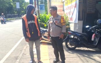 Bhabinkamtibmas Kelurahan Pisang Utara Sambangi Jukir, Sampaikan Pesan Kamtibmas