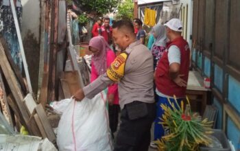 Bhabinkamtibmas, Perangkat Kelurahan, dan Warga Kompak Gelar Kerja Bakti Bersama