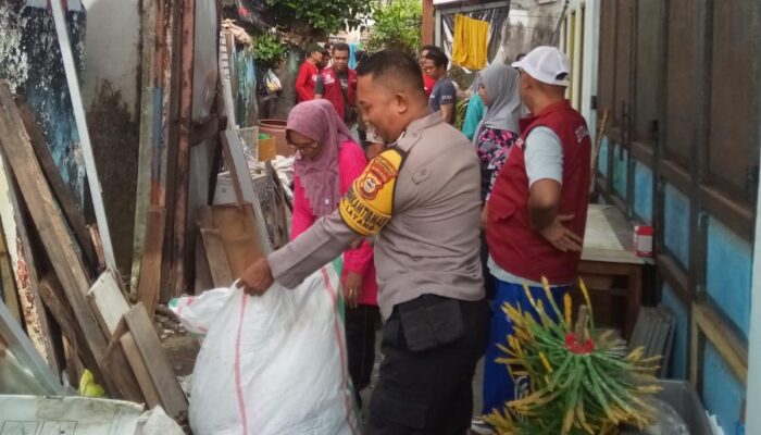Bhabinkamtibmas, Perangkat Kelurahan, dan Warga Kompak Gelar Kerja Bakti Bersama