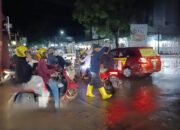 Bhabinkamtibmas Polsek Rappocini Per­lancar Arus Lalu Lintas Saat Hujan Guyur Makassar