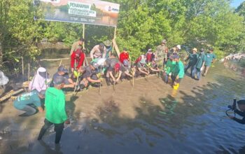 Kanit Samapta Polsek Biringkanaya Hadiri Penanaman Mangrove Bersama Alumni SMADA Makassar