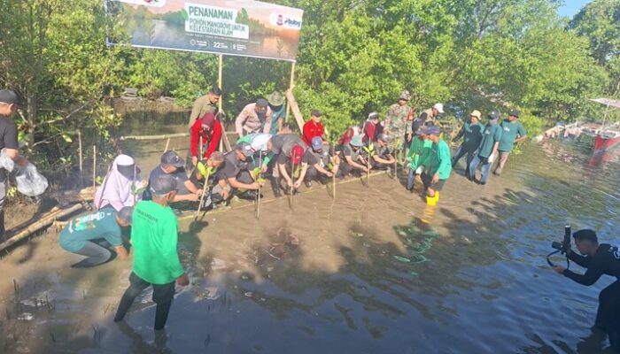 Kanit Samapta Polsek Biringkanaya Hadiri Penanaman Mangrove Bersama Alumni SMADA Makassar