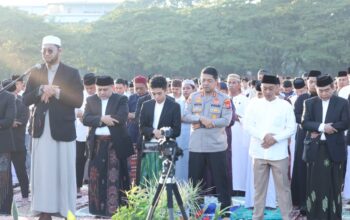 Kapolrestabes Makassar Sholat Idul Adha Bersama Ribuan Warga di Lapangan Karebosi