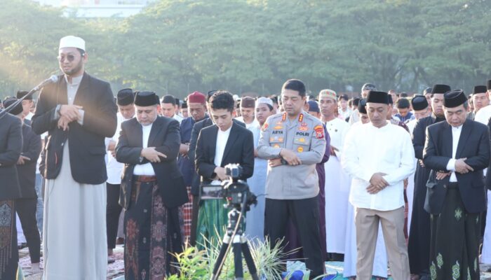 Kapolrestabes Makassar Sholat Idul Adha Bersama Ribuan Warga di Lapangan Karebosi
