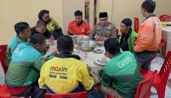 Wujud Kedekatan dengan Masyarakat, Kapolsek Ujung Pandang Santap Bersama Driver Ojol di Momen Idul Adha 1447 H