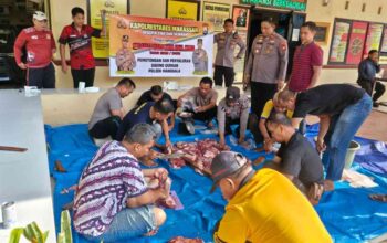 Polsek Manggala Potong Dua Ekor Sapi Kurban, Daging Dibagikan kepada Warga