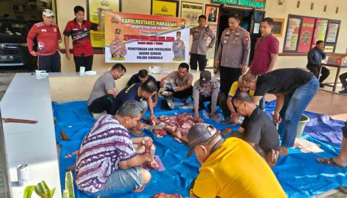 Polsek Manggala Potong Dua Ekor Sapi Kurban, Daging Dibagikan kepada Warga