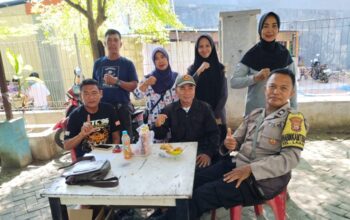 Bhabinkamtibmas Kelurahan Laikang Bersama LPM dan Linmas Pantau Penyaluran Bantuan Sembako bagi Warga Kurang Mampu