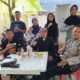 Bhabinkamtibmas Kelurahan Laikang Bersama LPM dan Linmas Pantau Penyaluran Bantuan Sembako bagi Warga Kurang Mampu