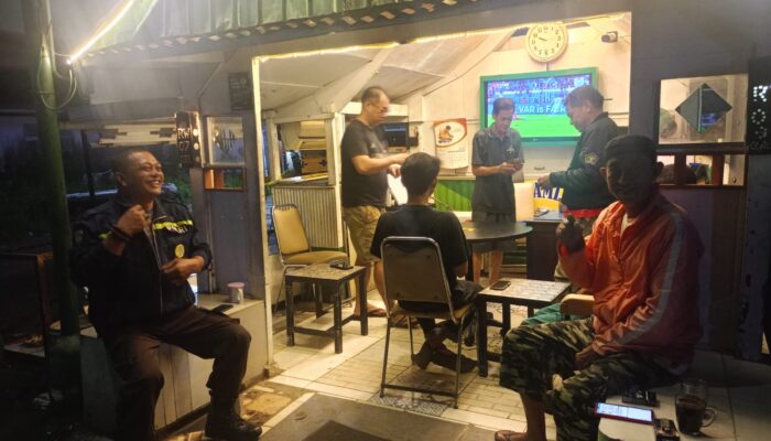 Bhabinkamtibmas Polsek Rappocini Pantau Kegiatan Nobar Piala Dunia 2026, Pastikan Situasi Tetap Aman dan Kondusif