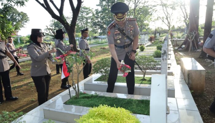 Polrestabes Makassar Gelar Ziarah Rombongan dan Tabur Bunga di TMP Panaikang Sambut Hari Bhayangkara ke-80