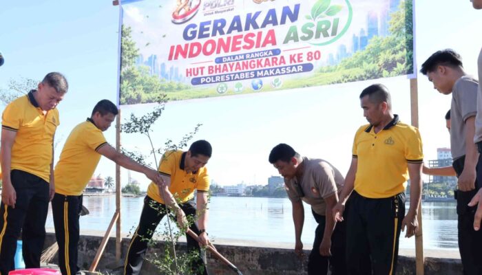 Sambut Hari Bhayangkara ke-80, Polrestabes Makassar Gelar Gerakan Indonesia Asri dengan Penanaman Pohon