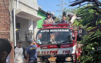 Warga dan Damkar Bersama Padamkan Api di Jl. Ir. Juanda II