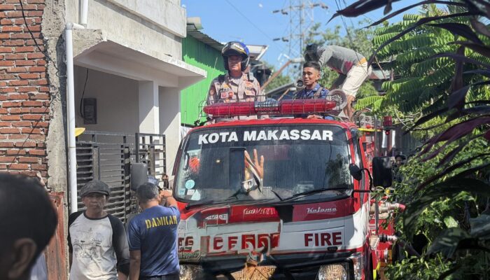 Warga dan Damkar Bersama Padamkan Api di Jl. Ir. Juanda II