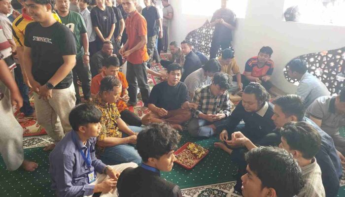 Polrestabes Makassar Gelar Program Jumat Berkah, Bagikan Nasi Kotak kepada Jemaah Masjid Al Ikhlas