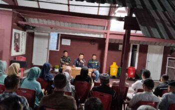 Sinergi TNI-Polri dan Pemerintah, Bhabinkamtibmas Gunungsari Dukung Persiapan Lomba Kelurahan dan HUT Kemerdekaan RI