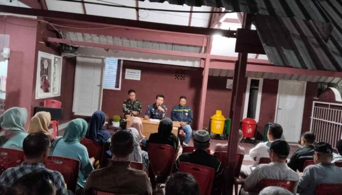 Sinergi TNI-Polri dan Pemerintah, Bhabinkamtibmas Gunungsari Dukung Persiapan Lomba Kelurahan dan HUT Kemerdekaan RI